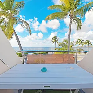 Deja Blue - Comfortable Beachfront Apartment
